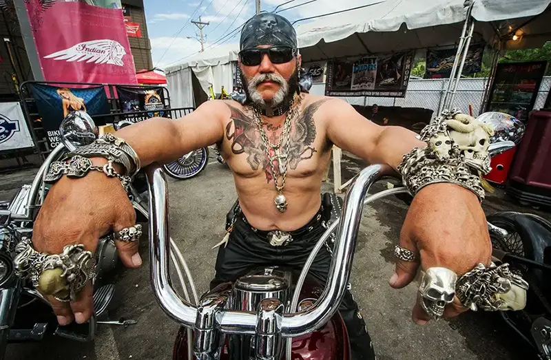 موتور هارلی با مرد خالکوبی